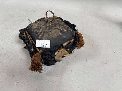 un petit sac muni d'une étiquette, posé sur une table