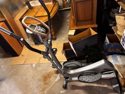 a small machine that is sitting in the middle of a room