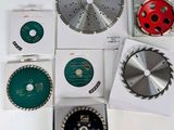 de nombreux types différents de lames de scie circulaire sur la table
