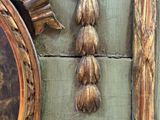 une horloge accrochée au mur à côté d'un miroir