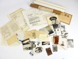 beaucoup de vieux papiers et de vieilles photos sur la table