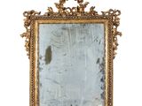un miroir avec un cadre en or