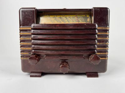an old radio that is sitting on top of a table