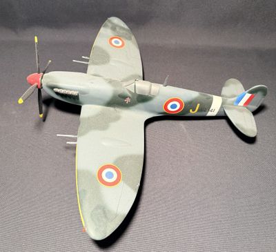 une maquette d'avion posée sur une table