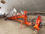 une grande machine orange qui se trouve dans un bâtiment