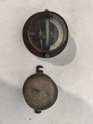 deux horloges accrochées au mur