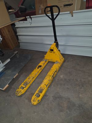 un chariot élévateur garé dans un garage, près d'un mur