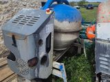 un camion garé dans l'herbe à côté d'un bâtiment