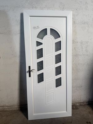 une porte blanche avec une fenêtre dans un coin de la pièce