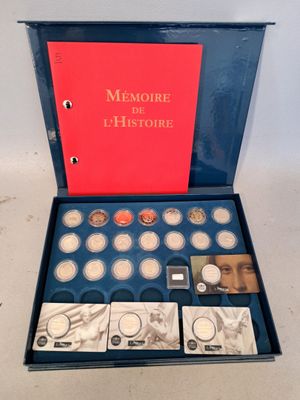 une boîte de pièces sur laquelle figure l'image d'une femme