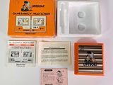 une boîte sur laquelle figure un jeu et d'autres objets posés sur la table