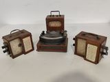 trois caisses en bois sur lesquelles est posé un tourne-disque
