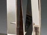 une sculpture en argent représentant une chaise et une table