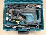 une boîte à outils bleue avec des outils sur le sol