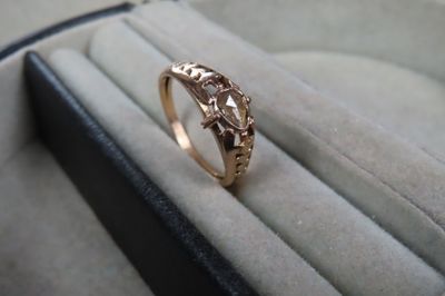 Bague ancienne en or jaune (750/1000e) ornée d'un diamant pi…