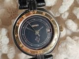 une montre posée sur un corail