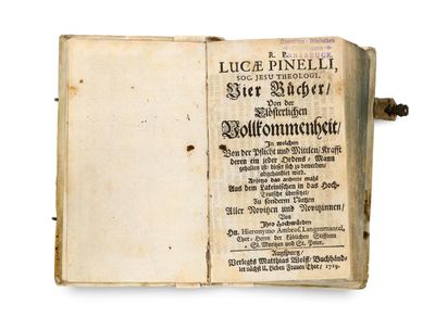 un vieux livre ouvert, dévoilant une page de texte sur fond blanc