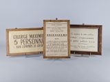 trois plaques encadrées, de types et de tailles variés, sur fond blanc