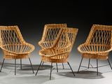 trois chaises en osier posées sur un sol blanc