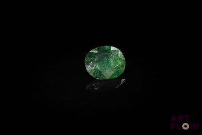 une pierre vert émeraude sur un fond noir