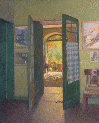 un tableau représentant une pièce avec des portes vertes et des tableaux accrochés au mur