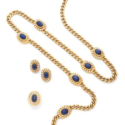 un ensemble composé d'un collier, de boucles d'oreilles et d'un bracelet en or et lapis-lazuli