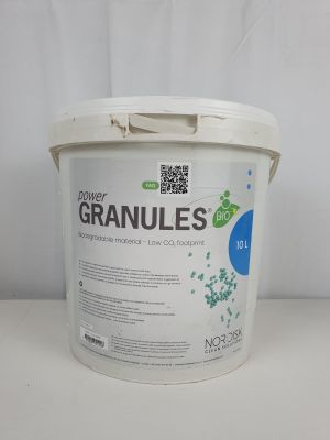 un seau de granilles posé sur une table