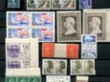 une photo d'une collection de timbres exposée sur un mur