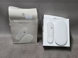 une boîte blanche contenant une télécommande