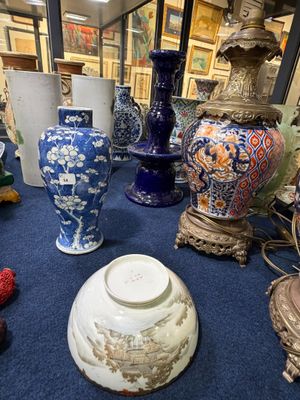 de nombreux vases et autres objets décoratifs posés par terre