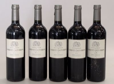 quatre bouteilles de vin sont alignées