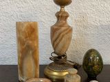 une table sur laquelle se trouvent une lampe, un bougeoir et d'autres objets