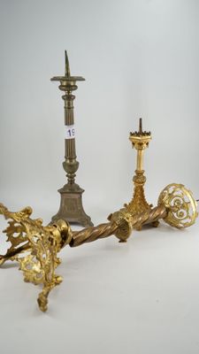paire de chandeliers anciens en laiton sur fond blanc