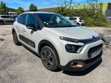 Une Citrole blanche est garée sur un parking