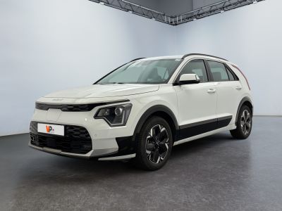 Le SUV blanc est garé dans une grande pièce au sol noir.
