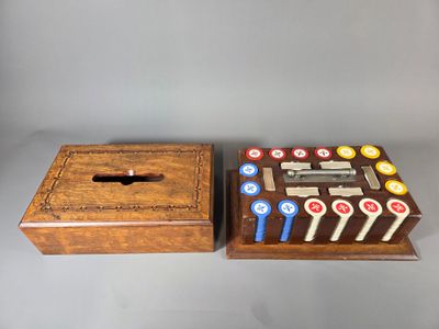 Coffret de poker en chêne maillé à décor marqueté comprenant…