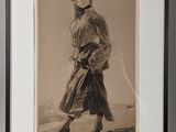 une vieille photo d'une femme marchant avec une canne à la main