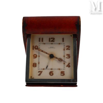une petite horloge posée sur une table