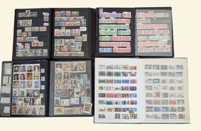 de nombreux timbres sur les pages d'un classeur