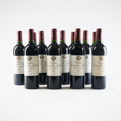 six bouteilles de vin rouge alignées
