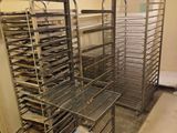 de nombreux plateaux de nourriture sur les étagères de la cuisine
