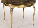 une image représentant une table dorée avec un plateau et des pieds en marbre
