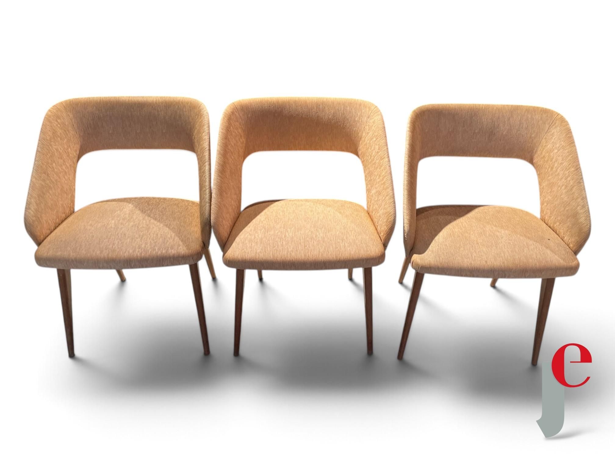 SUITE de trois chaises de style design italien, datant des a…