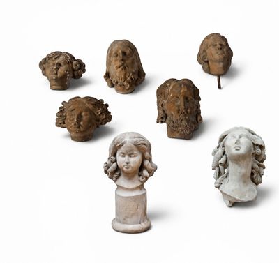 un ensemble de sculptures posées sur une surface blanche
