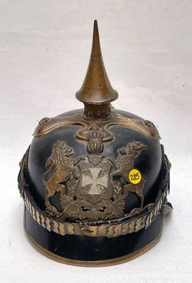 un casque noir et doré orné de décorations dorées