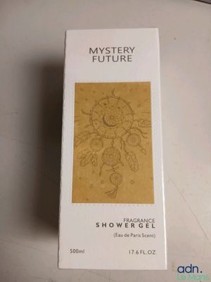 une photo d'un coffret de parfum posé sur une table
