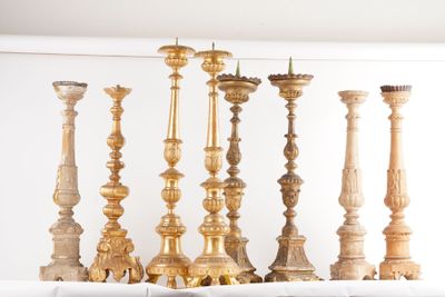 un grand nombre de bougies posées sur une table