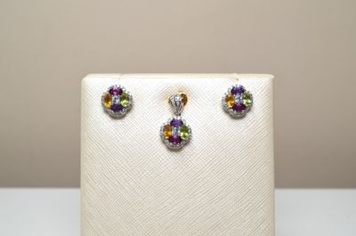 Un ensemble de bijoux "tuti fruti" assortis comprenant : un …