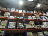 de nombreux cartons sur les étagères de l'entrepôt