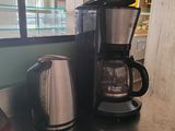 une cafetière et une cafetière posées sur un plan de travail